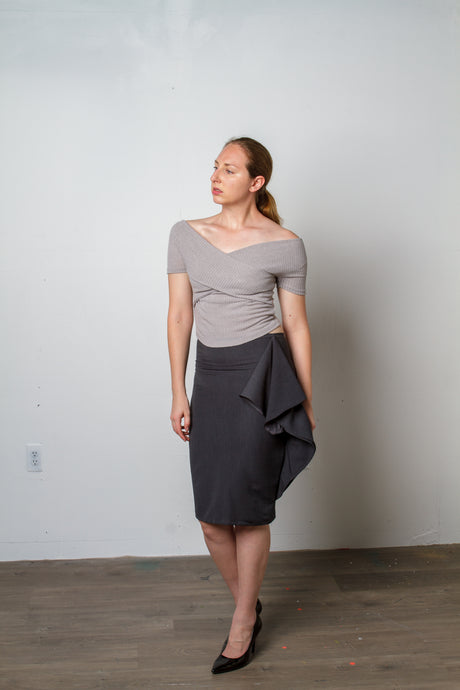 Grey slim skirt with side ruffle